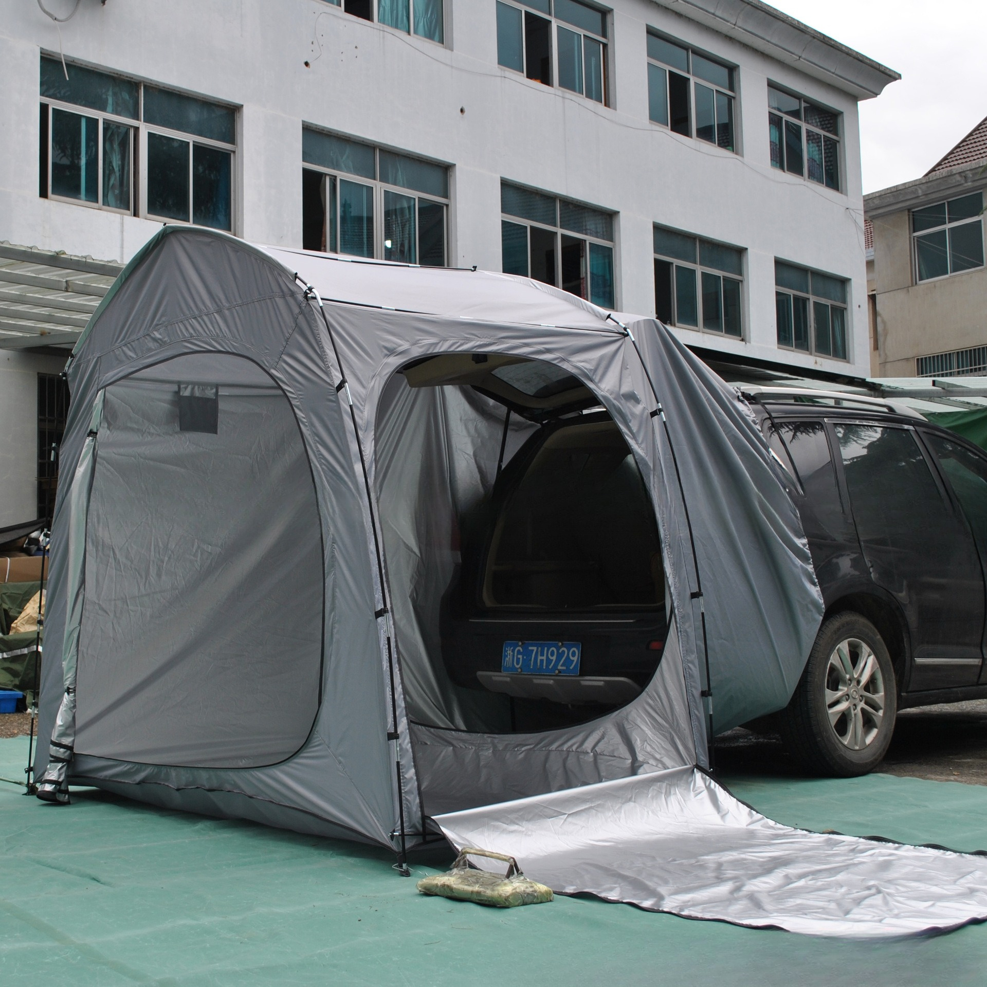 Easy to store full-model rear  - Emergency Mylar Tent avaliação e preço