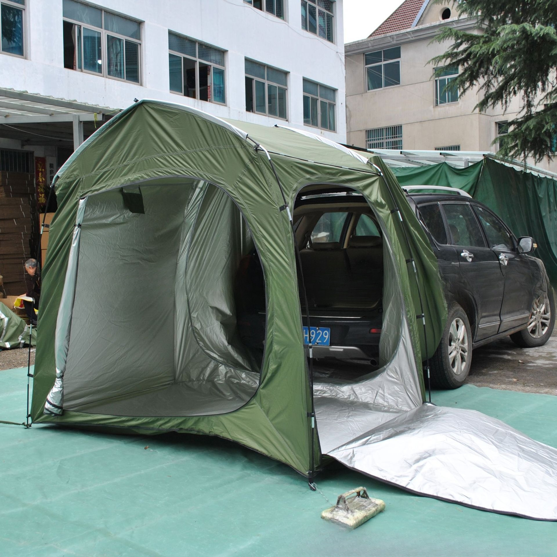 Easy to store full-model rear  - Emergency Mylar Tent avaliação e preço